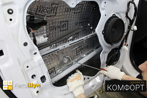 Прикатываем виброизоляцию Шумофф М2 внутрь двери Хендай Их35
