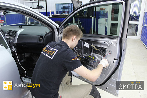 Клеим виброизоляцию внутрь двери Тойота Королла E150