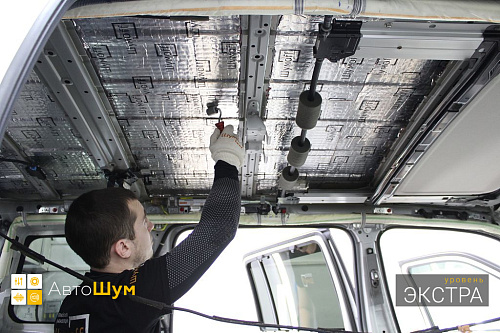 Клеим виброизоляцию на крышу Хонды Пилот