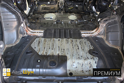 Штатная шумоизоляция багажника Митсубиси Аутлендер ХЛ.