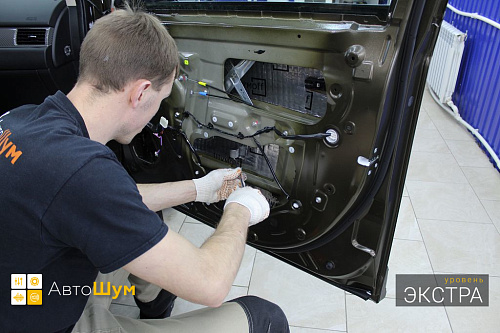 Клеим виброизоляцию внутрь двери Митсубиси Аутлендер