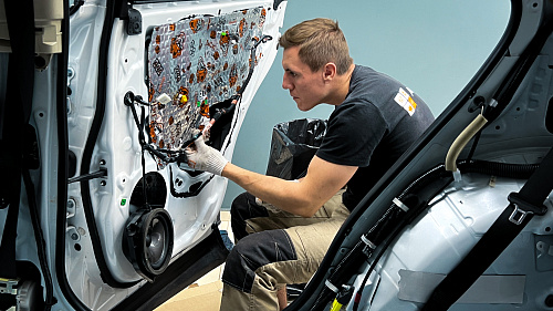 Оклейка виброизоляцией технологических отверстий двери Лексус НХ