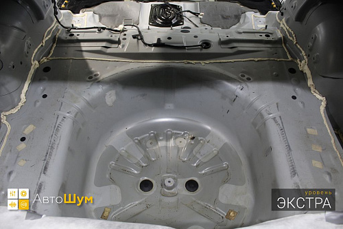 Штатная виброизоляция в багажнике Мазды 6