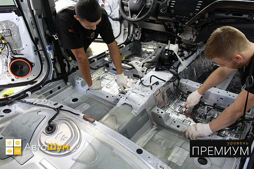 Клеим Шумофф Black Joker на пол Тойоты Камри XV70