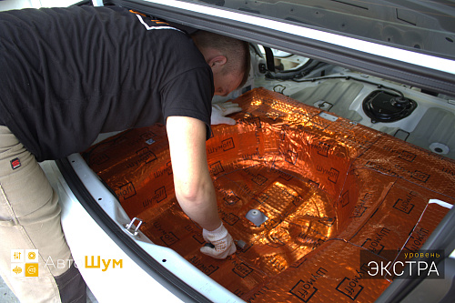 Клеим виброизоляцию в багажник Киа Рио ФБ