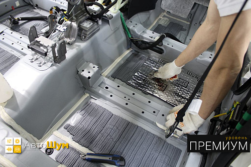 Клеим Шумофф Black Joker на пол Мазды СХ 5.