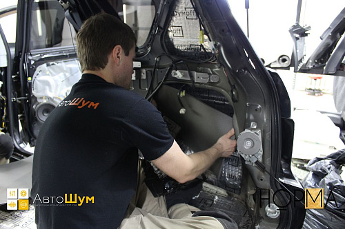 Клеим Шумофф Base 4 на крылья и Flex A15 на арки Митсубиси Аутлендер Xl.