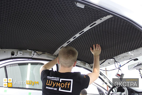 Клеим шумопоглотитель на крышу Шкоды Октавии