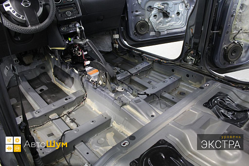 Штатная шумоизоляция пола Ниссан Кашкай Джи10