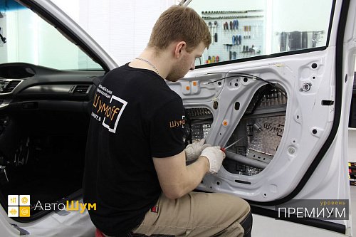 Клеим виброизоляцию внутрь двери Хонда Аккорд