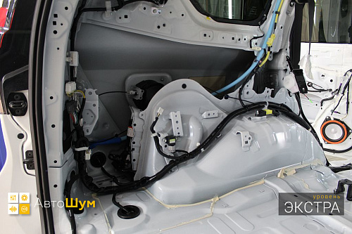 Штатная виброизоляция на арках и крыльях Тойоты Ленд Крузер Прадо 150