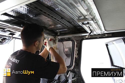 Клеим виброизоляцию на крышу Ниссан Х Трейл