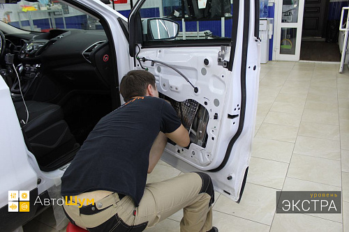 Клеим виброизоляцию внутрь двери Форд Куга