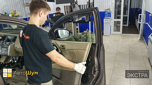 Снимаем дверные обшивки на Ниссан Мурано