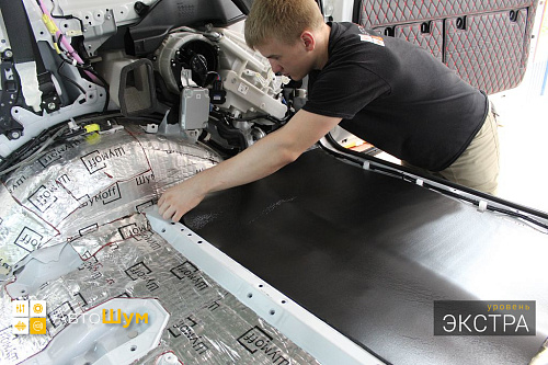 Клеим Герметон 7Л на дно багажника Тойоты Ленд Крузер Прадо 150