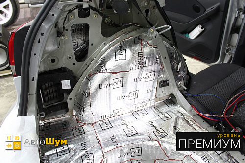 Клеим Шумофф Black Joker на арки Фольксваген Гольф.