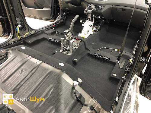 Демонтаж ковра и элементов штатной шумоизоляции в Хёндай Крета