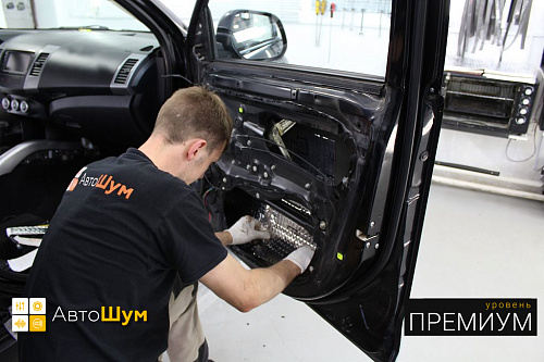 Клеим виброизоляцию внутрь двери Митсубиси Аутлендер ХЛ.