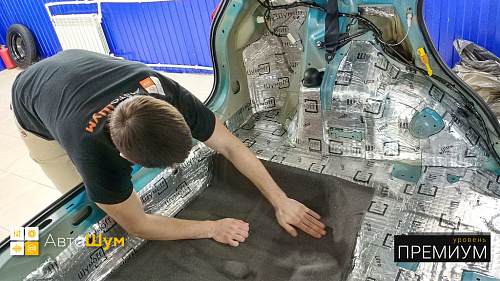 Клеим Герметон 7 на дно багажника Suzuki Vitara