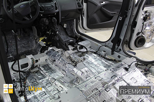 Клеим виброизоляцию на днище Форд Фокус