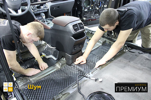 Клеим шумопоглотитель на днище Хендай Санта Фе