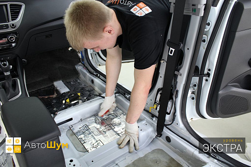 Клеим виброизоляцию на днище Хендай Солярис