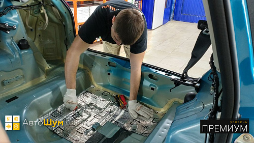 Клеим дно багажника виброизоляцией Шумофф L3 Suzuki Vitara