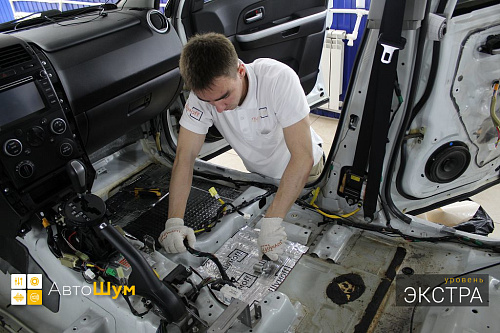 Клеим виброизоляция Шумофф М4 на пол Сузуки Гранд Витары