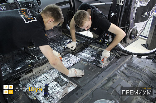 Клеим виброизоляцию на днище Хонда ЦР-В 4