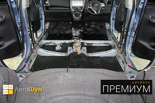 Шумоизоляция пола Тойоты Рактис.